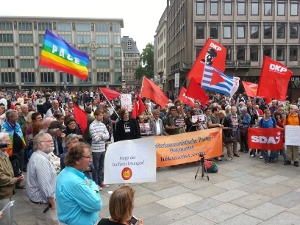 Demonstranten mit Fahnen und Transparenten.